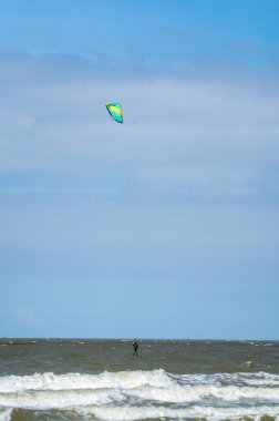 Küçük Belçika kasabasındaki kumlu sahillerde su sporu Knokke-Soygunu, lüks tatil beldesi, yaz tatili