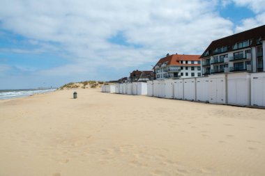 Küçük Belçika kasabasındaki sarı kumlu plajlar Knokke-Soygunu, lüks tatil beldesi, yaz tatili