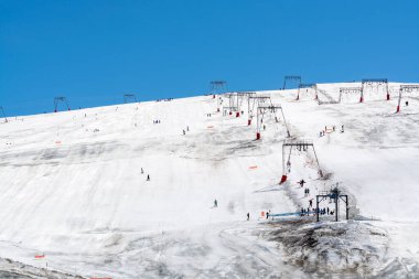 Les Deux Alpes kar sporları tatil köyü yaz mevsiminde 3600 metre yükseklikte kar örtülü ve kayak yapabilen buzullar.