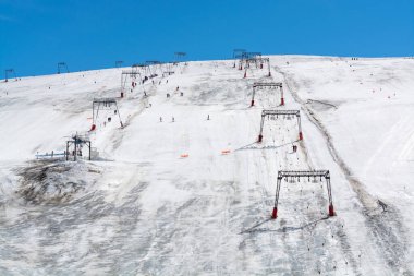 Les Deux Alpes kar sporları tatil köyü yaz mevsiminde 3600 metre yükseklikte kar örtülü ve kayak yapabilen buzullar.
