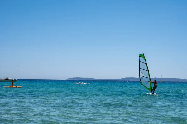 青い地中海でのフランスでの夏の休暇 晴れた日のウォータースポーツ活動 — ストック写真