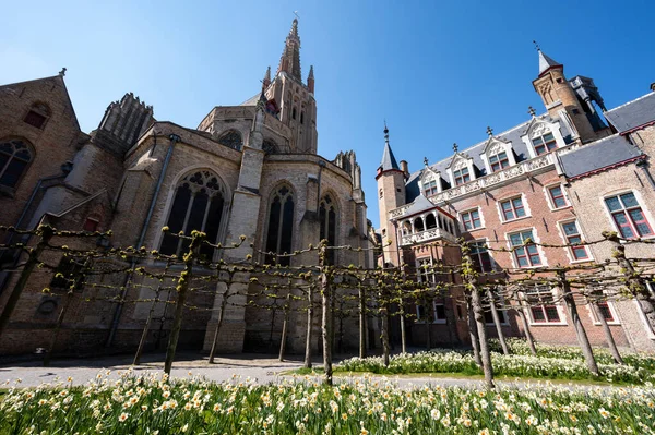 2021年4月27日 比利时布鲁日 阳光明媚的日子 走在历史城区的中世纪布鲁日大街上 旅游目的地 — 图库照片