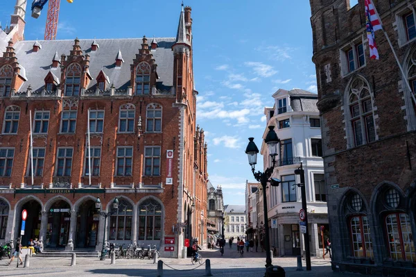 2021年4月27日 比利时布鲁日 阳光明媚的日子 走在历史城区的中世纪布鲁日大街上 旅游目的地 — 图库照片