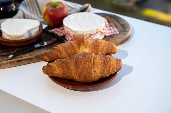 Petit Déjeuner Français Avec Croissants Frais Fromages Normandie Camembert Neufchatel — Photo