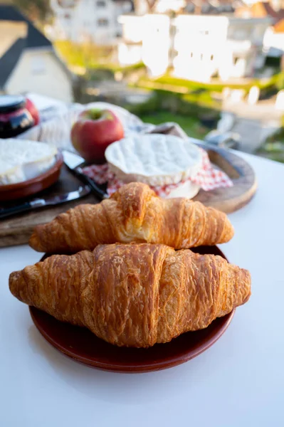 Французский Завтрак Свежими Круассанами Сырами Нормандии Камамбер Neufchatel Подается Открытом — стоковое фото