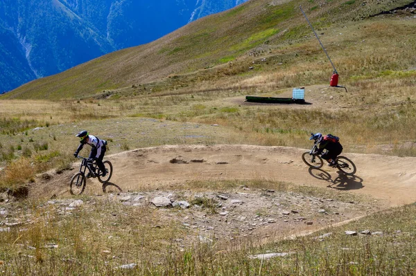 Sporty Ekstremalne Wyzwanie Świeżym Powietrzu Alpach Francuskich Góry Lecie Jazda — Zdjęcie stockowe