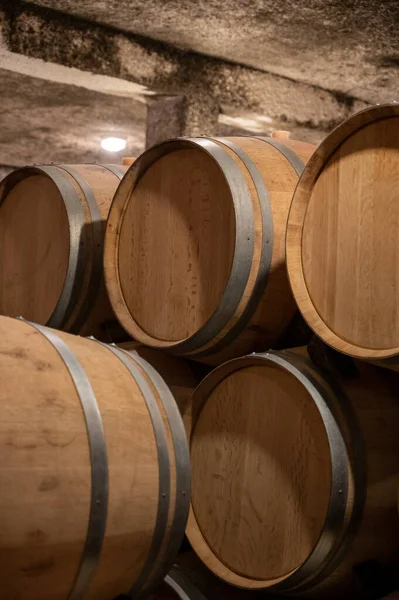 Száraz Vörösbor Tárolása Évekig Tölgyfahordókban Burgundia Barlangjaiban Pinot Noir Szőlőből — Stock Fotó