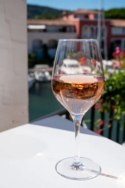 여름에는 프랑스의 리비에라 Riviera Cote Dazur 와인을 마시고 테라스에서 와인을 — 스톡 사진