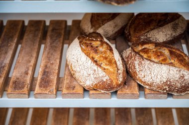 Fırında taze ekmek ve çöreklerle Fransız pastanesi kapanıyor.