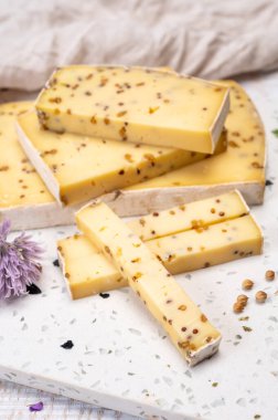 Peynir koleksiyonu, olgun sarı inek peyniri ve Belçika 'dan hardal tohumları.