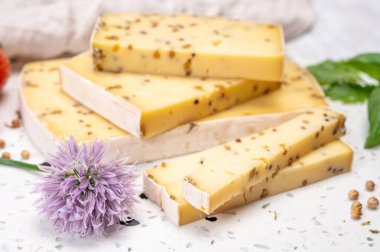 Peynir koleksiyonu, olgun sarı inek peyniri ve Belçika 'dan hardal tohumları.