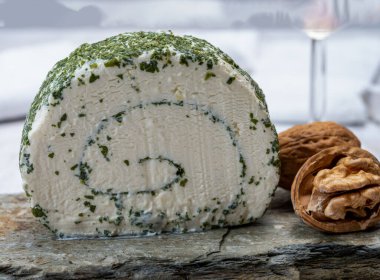 Peynir koleksiyonu, taze beyaz keçi peyniri Fransız peyniri, aromatik otlar ve pirzolalar.