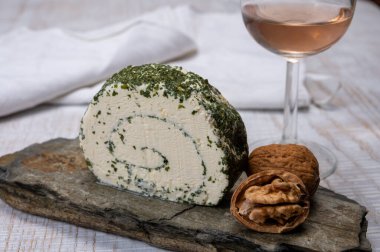 Peynir koleksiyonu, taze beyaz keçi peyniri Fransız peyniri, aromatik otlar ve pirzolalar.