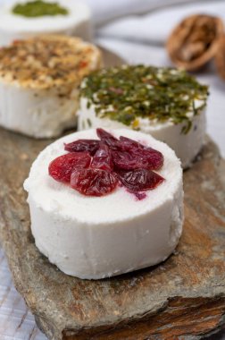 Peynir koleksiyonu, taze beyaz keçi peyniri aromalı Fransız peyniri, böğürtlen ve yeşil pesto.