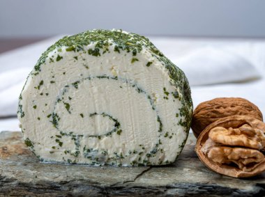 Peynir koleksiyonu, taze beyaz keçi peyniri Fransız peyniri, aromatik otlar ve pirzolalar.