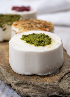 Peynir koleksiyonu, taze beyaz keçi peyniri aromalı Fransız peyniri, böğürtlen ve yeşil pesto.