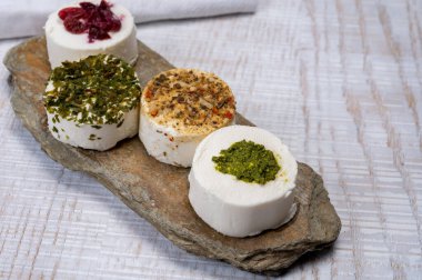 Peynir koleksiyonu, taze beyaz keçi peyniri aromalı Fransız peyniri, böğürtlen ve yeşil pesto.