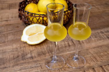 Taze limonlardan yapılmış soğuk İtalyan alkollü limoncello bardakları.