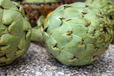 Taze taze yeşil enginar kafaları yakın mesafeden pişirmeye hazır