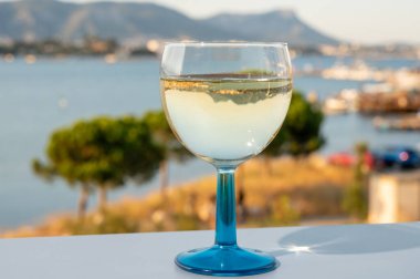 Fransız Rivierası 'nda yaz mevsimi, Cotes de Provence' den soğuk beyaz şarap içmek açık teraslarda Toulon, Var, Fransa limanı manzaralı.