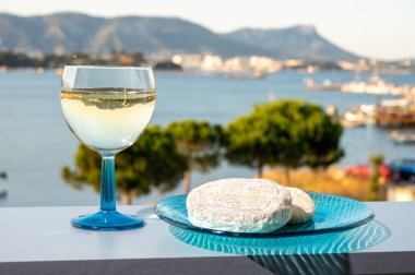 Fransız Rivierası 'nda yaz mevsimi, Cotes de Provence' den soğuk beyaz şarap içmek açık teraslarda Toulon, Var, Fransa limanı manzaralı.