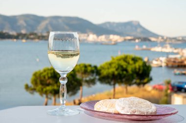 Fransız Rivierası 'nda yaz mevsimi, Cotes de Provence' den soğuk beyaz şarap içmek açık teraslarda Toulon, Var, Fransa limanı manzaralı.