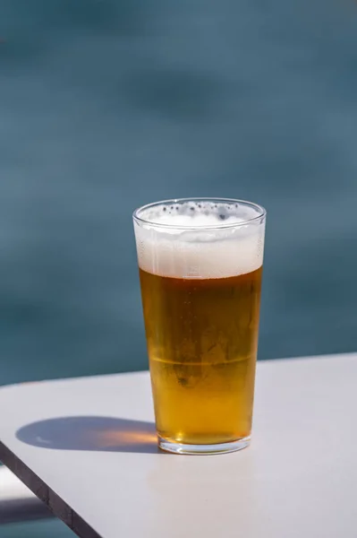 Стекло Холодного Разливного Пива Подается Открытом Воздухе Солнечный Летний День — стоковое фото