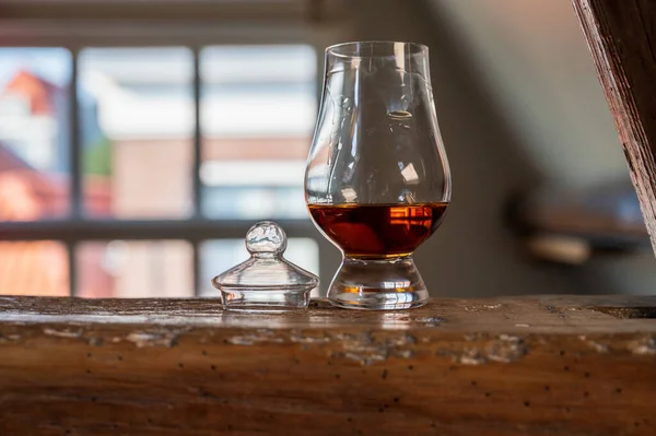 Tek Malt Viski Bardağında Servis Edilen Viski Bardağı Eski Pencere — Stok fotoğraf