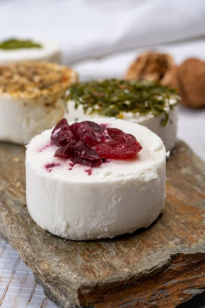 Peynir koleksiyonu, taze beyaz keçi peyniri aromalı Fransız peyniri, böğürtlen ve yeşil pesto.