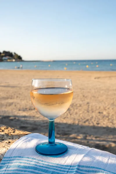 Sommerzeit Der Provence Trinken Von Kaltem Trockenem Gris Rosenwein Sandstrand — Stockfoto