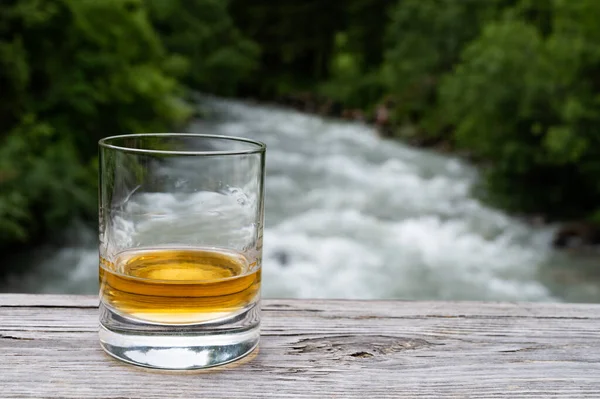 Glas Starken Scotch Single Malt Whisky Mit Schnell Fließenden Gebirgsfluss — Stockfoto