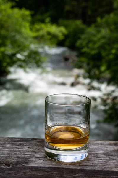 Glas Sterke Whisky Single Malt Whisky Met Snel Stromende Bergrivier — Stockfoto