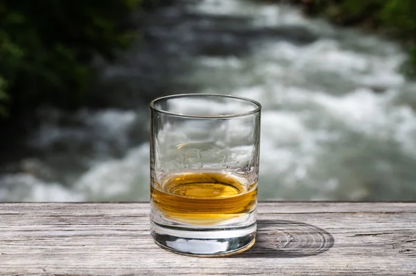 Glas Starken Scotch Single Malt Whisky Mit Schnell Fließenden Gebirgsfluss — Stockfoto