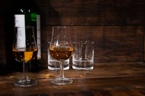 Verres Whisky Single Malt Écossais Fort Servis Sur Une Table — Photo