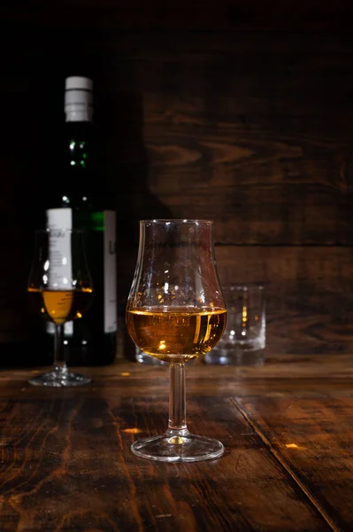 Vasos Whisky Escocés Fuerte Malta Servido Mesa Madera Oscura Viejo —  Fotos de Stock