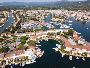 Port Grimaud ve Port Cogolin, Var, Provence, Fransa 'nın küçük evleri ve yelkenlilerinin hava manzarası, Fransız Riviera' sında yaz tatili