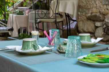 Geleneksel kahvaltı yazın Provence 'deki küçük bir köy otelinde terasta servis edilir.