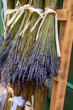 Fransa, Provence 'deki dükkanda satılık aromalı lavanta ya da lavanta çiçekleri