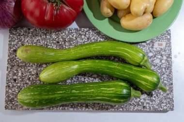 Nice, Provence, Fransa 'dan taze yeşil, uzun kabaklı canlı kabaklar.