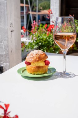 Tarte tropezienne ya da La Tarte de Saint-Tropez. Açık havada servis edilen kremalı ve taze meyveli çöreklerden oluşan tatlı tatlısı. Provence 'den bir bardak gül şarabı ile.