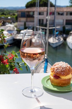 Tarte tropezienne ya da La Tarte de Saint-Tropez. Açık havada servis edilen kremalı ve taze meyveli çöreklerden oluşan tatlı tatlısı. Provence 'den bir bardak gül şarabı ile.