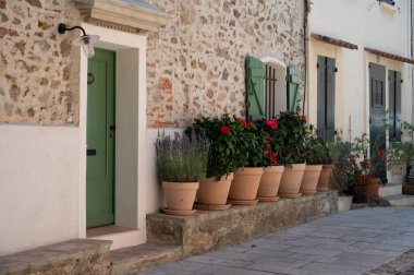 Antik Fransız köyü Grimaud 'da güneşli bir günde yürümek, Fransa' nın Var, Provence, Fransa 'nın tepesinde harabeleri olan kaleli turistik bir yer.