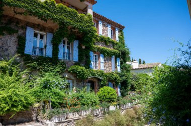 Eski Fransız köyü Grimaud 'da yaz çiçeklerinin renkli çiçekleri, turistlerin uğrak yeri, Var, Provence, Fransa