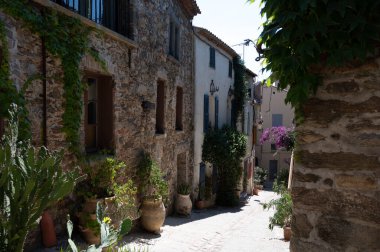 Antik Fransız köyü Grimaud 'da güneşli bir günde yürümek, Fransa' nın Var, Provence, Fransa 'nın tepesinde harabeleri olan kaleli turistik bir yer.