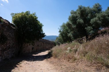 Antik Fransız köyü Grimaud 'da güneşli bir günde yürümek, Fransa' nın Var, Provence, Fransa 'nın tepesinde harabeleri olan kaleli turistik bir yer.