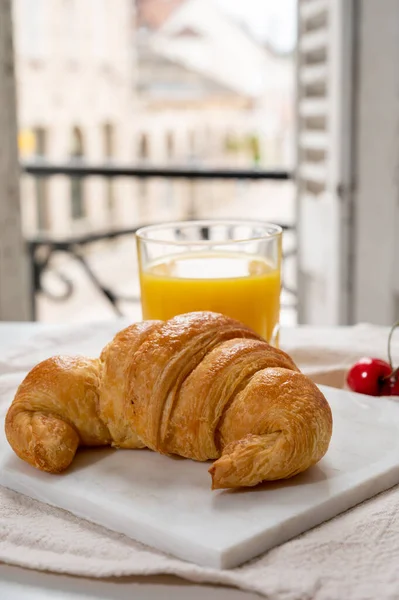 Pequeno Almoço Francês Croissant Fresco Pastelaria Amanteigada Servido Com Suco — Fotografia de Stock