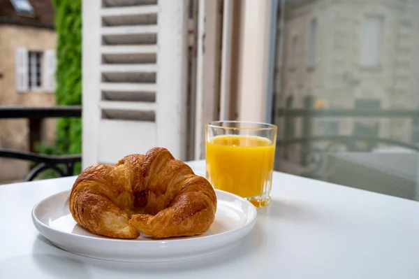 Pequeno Almoço Francês Croissant Fresco Pastelaria Amanteigada Servido Com Suco — Fotografia de Stock