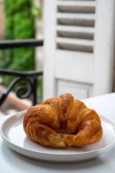 Francouzská Kuchyně Čerstvě Upečené Croissant Máslo Pečivo Staré Francouzské Domy — Stock fotografie