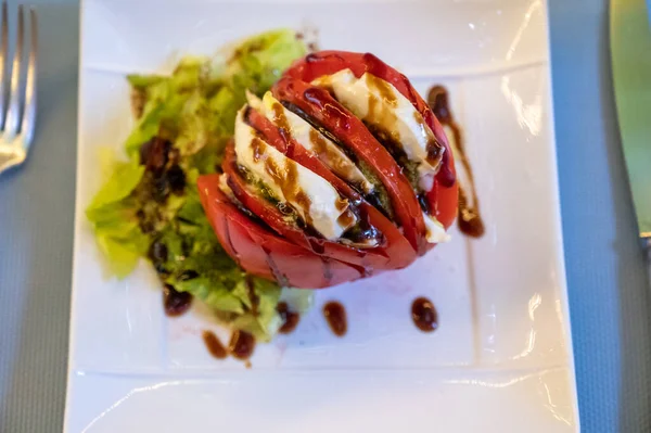 Tomate Francés Rojo Grande Servido Con Queso Mozzarella Fresco Pesto — Foto de Stock