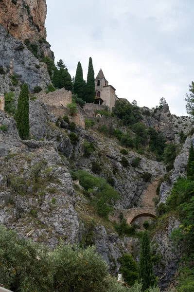 Blick Auf Bergklippen Alte Häuser Grünes Tal Abgelegenen Mittelalterlichen Dorf — Stockfoto